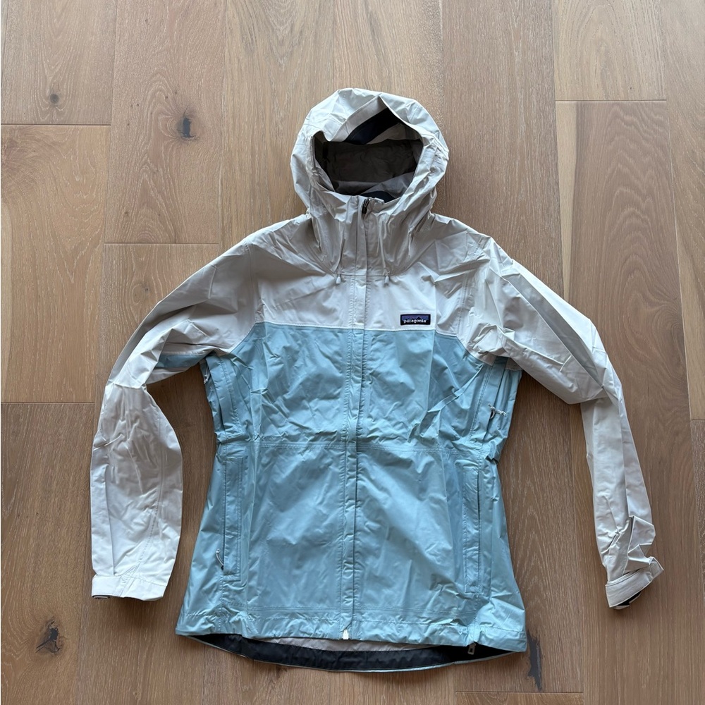 Patagonia Women's Light Blue and Cream Ski Jacket